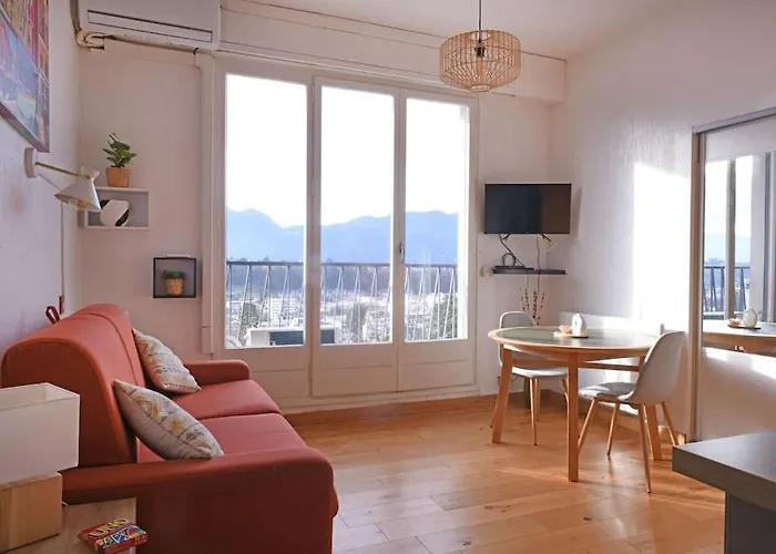 Avec Piscine, Vue Et Montagne アパート *